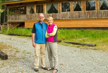 Buying Alaska | Recorrido por las casas de árbol