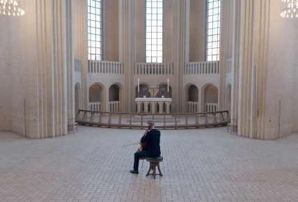 Simetría Sagrada: Henrik Dam Thomsen interpreta la Suite para violonchelo n.º 2 de J.S. Bach