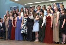 Nour se grad&uacute;a en el instituto - Una joven siria en el este de Alemania